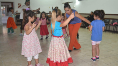 CON GRAN REPERCUSIΓN COMENZO EL TALLER DE FOLKLORE